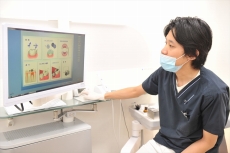 口腔内の写真や治療説明を映し出す大画面のモニターを完備。